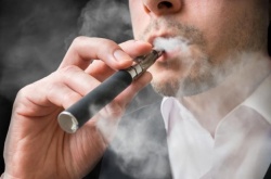 Электронные сигареты могут вызвать никотиновую зависимость, особенно у подростков